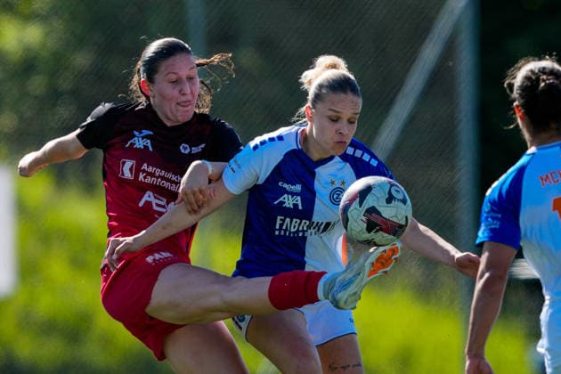 Switzerland AXA Women s Super League 2025 26, FC Aarau Women vs GC Women s Football Sportanlage Schachen, Aarau Julie Gartmann 19 FC Aarau in duel with Ella Ljustina 8 Grasshoppers Copyright: xKjetilxWaberx