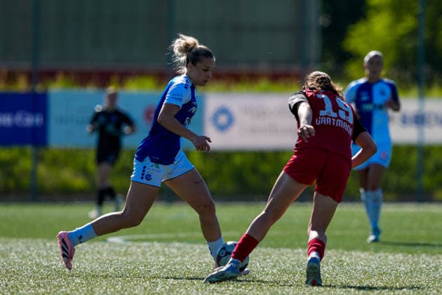 Switzerland AXA Womens Super League 2025 26, FC Aarau Women vs GC Womens Football Sportanlage Schachen, Aarau Ella Ljustina 8 Grasshoppers in action against Julie Gartmann 19 FC Aarau Copyright: xKjetilxWaberx