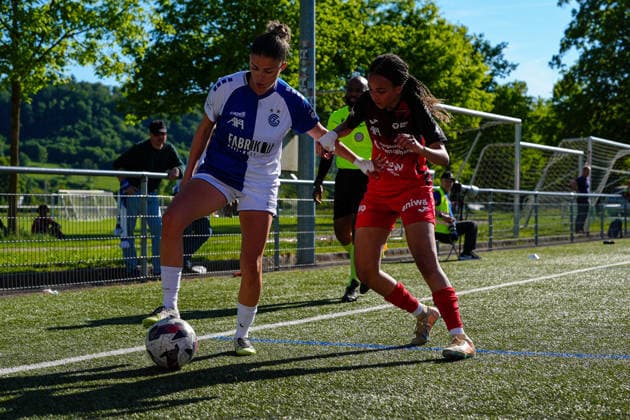 Switzerland AXA Women s Super League 2025 26, FC Aarau Women vs GC Women s Football Sportanlage Schachen, Aarau Joy Steck 17 FC Aarau in duel with Viola Avduli 23 Grasshoppers Copyright: xKjetilxWaberx