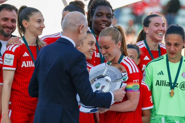 Munich, Germany 09 May 2026 1 Womens Bundesliga 25 Matchday FC Bayern Munich vs Eintracht Frankfurt In the picture from left DFB President Bernd Neuendorf DFB hands over the championship trophy to Glodis Perla Viggosdottir FCB Copyright: HMBxMedia MadeleinexFantini