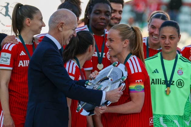 Munich, Germany 09 May 2026 1 Womens Bundesliga 25 Matchday FC Bayern Munich vs Eintracht Frankfurt In the picture from left DFB President Bernd Neuendorf DFB hands over the championship trophy to Glodis Perla Viggosdottir FCB Copyright: HMBxMedia MadeleinexFantini