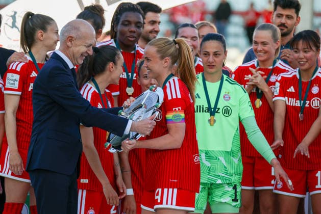 Munich, Germany 09 May 2026 1 Womens Bundesliga 25 Matchday FC Bayern Munich vs Eintracht Frankfurt In the picture from left DFB President Bernd Neuendorf DFB hands over the championship trophy to Glodis Perla Viggosdottir FCB Copyright: HMBxMedia MadeleinexFantini