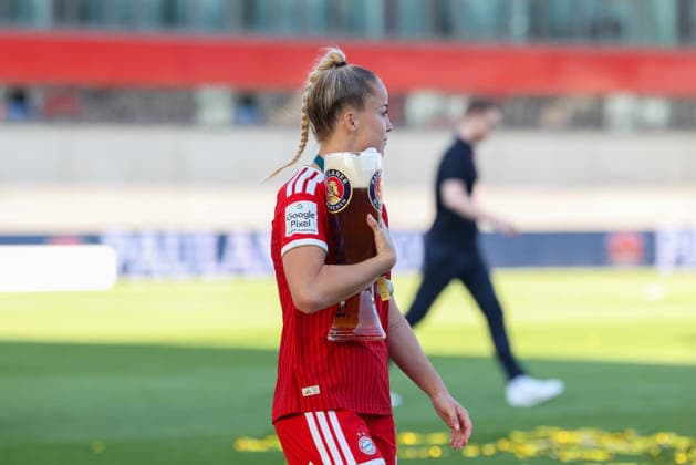 Giulia Gwinn FC Bayern Muenchen, 07 with beer, Meisterfeier, Meisterschale, Emotionen, GER, FC Bayern Muenchen vs Eintracht Frankfurt, Fussball, Google Pixel Frauen Bundesliga, 25 Spieltag, Saison 2025 2026, 09 05 2026, DFL DFB REGULATIONS PROHIBIT ANY USE OF PHOTOGRAPHS as IMAGE SEQUENCES and or QUASI VIDEO, GER, FC Bayern Muenchen vs Eintracht Frankfurt, Football, Google Pixel Womens Bundesliga, 25 Matchday, Season 2025 2026, 09 05 2026 Muenchen Copyright: xEibner-Pressefoto JennixMaulx EP_JML