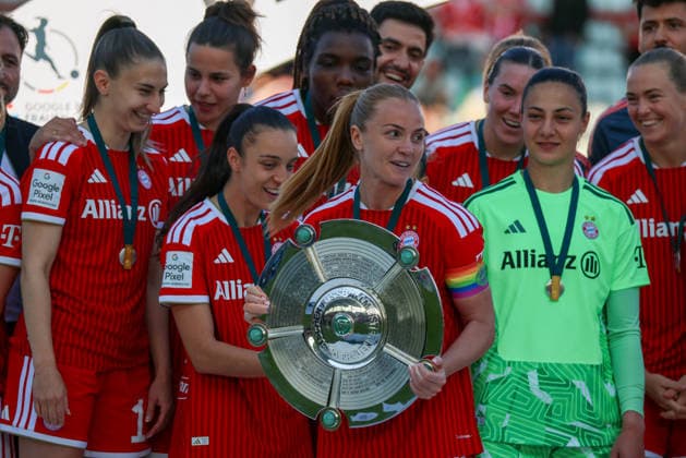 Munich, Germany 09 May 2026 1 Womens Bundesliga 25 Matchday FC Bayern Munich vs Eintracht Frankfurt In the picture Glodis Perla Viggosdottir FCB with championship trophy in front of her teammates Copyright: HMBxMedia MadeleinexFantini