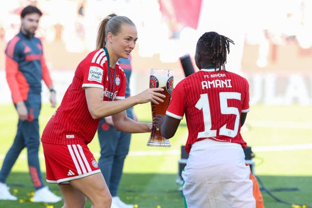 Magdalena Eriksson FC Bayern Muenchen, 05 with beer with Bernadette Amani FC Bayern Muenchen, 15 , Meisterfeier, Meisterschale, Emotionen, GER, FC Bayern Muenchen vs Eintracht Frankfurt, Fussball, Google Pixel Frauen Bundesliga, 25 Spieltag, Saison 2025 2026, 09 05 2026, DFL DFB REGULATIONS PROHIBIT ANY USE OF PHOTOGRAPHS as IMAGE SEQUENCES and or QUASI VIDEO, GER, FC Bayern Muenchen vs Eintracht Frankfurt, Football, Google Pixel Womens Bundesliga, 25 Matchday, Season 2025 2026, 09 05 2026 Muenchen Copyright: xEibner-Pressefoto JennixMaulx EP_JML