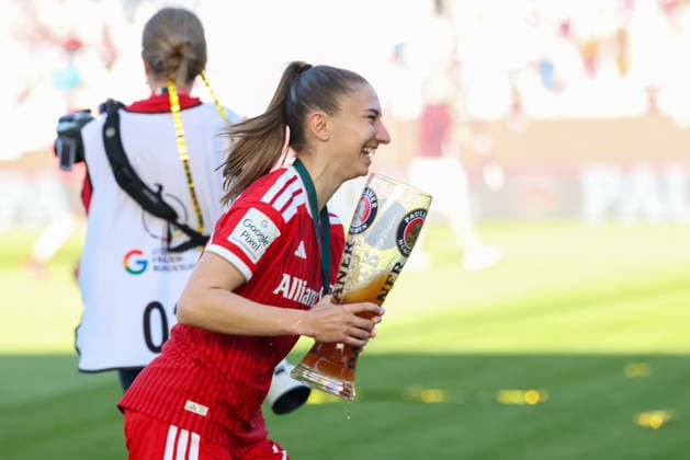 Katharina Naschenweng FC Bayern Muenchen, 19 mti Bier, Meisterfeier, Meisterschale, Emotionen, GER, FC Bayern Muenchen vs Eintracht Frankfurt, Fussball, Google Pixel Frauen Bundesliga, 25 Spieltag, Saison 2025 2026, 09 05 2026, DFL DFB REGULATIONS PROHIBIT ANY USE OF PHOTOGRAPHS as IMAGE SEQUENCES and or QUASI VIDEO, GER, FC Bayern Muenchen vs Eintracht Frankfurt, Football, Google Pixel Womens Bundesliga, 25 Matchday, Season 2025 2026, 09 05 2026 Muenchen Copyright: xEibner-Pressefoto JennixMaulx EP_JML