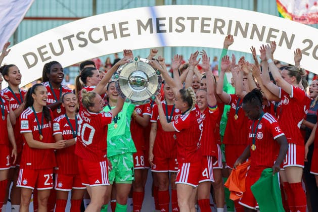 Munich, Germany 09 May 2026 1 Womens Bundesliga 25 Matchday FC Bayern Munich vs Eintracht Frankfurt In the picture The players of FC Bayern at their German championship celebration with the championship trophy at the last home game in the 2025 season 26 Copyright: HMBxMedia MadeleinexFantini