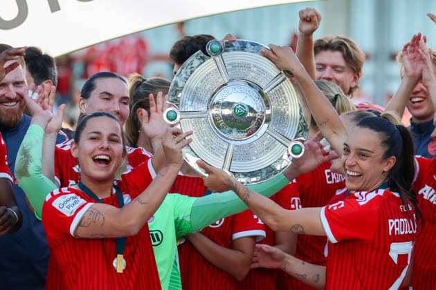 Munich, Germany 09 May 2026 1 Womens Bundesliga 25 Matchday FC Bayern Munich vs Eintracht Frankfurt In the picture Lena Oberdorf FCB and Natalia Padilla Bidas FCB , center, with the championship trophy at the celebration of the German Football Championship 2026 Copyright: HMBxMedia MadeleinexFantini