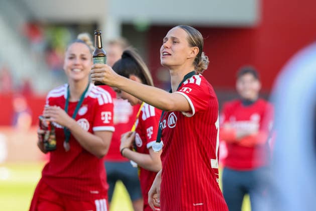 Klara Buehl FC Bayern Muenchen, 17 with beer, Meisterfeier, Meisterschale, Emotionen, GER, FC Bayern Muenchen vs Eintracht Frankfurt, Fussball, Google Pixel Frauen Bundesliga, 25 Spieltag, Saison 2025 2026, 09 05 2026, DFL DFB REGULATIONS PROHIBIT ANY USE OF PHOTOGRAPHS as IMAGE SEQUENCES and or QUASI VIDEO, GER, FC Bayern Muenchen vs Eintracht Frankfurt, Football, Google Pixel Womens Bundesliga, 25 Matchday, Season 2025 2026, 09 05 2026 Muenchen Copyright: xEibner-Pressefoto JennixMaulx EP_JML