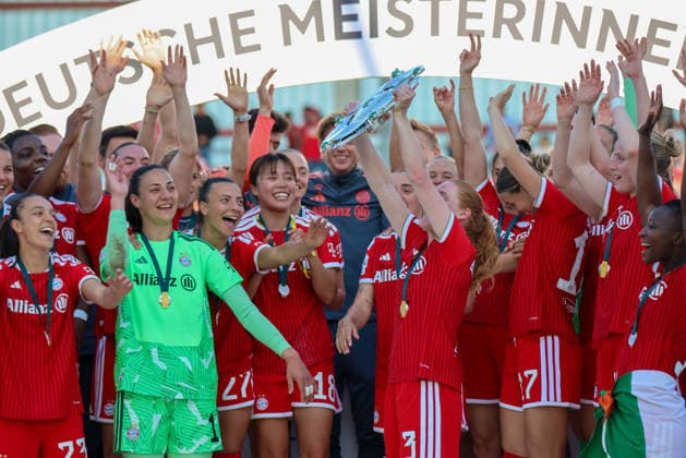 Munich, Germany 09 May 2026 1 Womens Bundesliga 25 Matchday FC Bayern Munich vs Eintracht Frankfurt In the picture The players of FC Bayern at their German championship celebration with the championship trophy at the last home game in the 2025 season 26 Copyright: HMBxMedia MadeleinexFantini