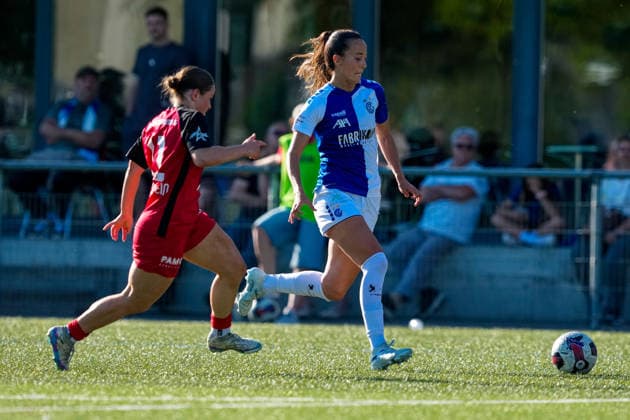 Switzerland AXA Womens Super League 2025 26, FC Aarau Women vs GC Womens Football Sportanlage Schachen, Aarau Marta Cazalla Garcia 15 Grasshoppers in duel with Anja Klingenstein 11 FC Aarau Copyright: xKjetilxWaberx