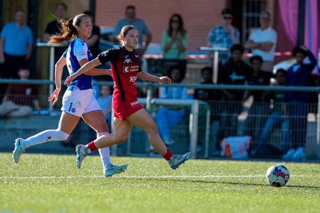 Switzerland AXA Womens Super League 2025 26, FC Aarau Women vs GC Womens Football Sportanlage Schachen, Aarau Marta Cazalla Garcia 15 Grasshoppers vs Anja Klingenstein 11 FC Aarau Copyright: xKjetilxWaberx