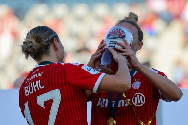 Munich, Germany 09 May 2026 1 Womens Bundesliga 25 Matchday FC Bayern Munich vs Eintracht Frankfurt In the picture from left Klara Bühl Buehl FCB and Carolin Simon FCB drink from the beer glass at the championship celebration Copyright: HMBxMedia MadeleinexFantini