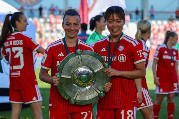 Munich, Germany 09 May 2026 1 Womens Bundesliga 25 Matchday FC Bayern Munich vs Eintracht Frankfurt In the picture from left Arianna Caruso FCB and Momoko Tanikawa FCB with the championship trophy in hand Copyright: HMBxMedia MadeleinexFantini