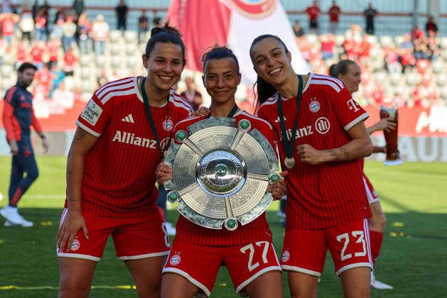 Munich, Germany 09 May 2026 1 Womens Bundesliga 25 Matchday FC Bayern Munich vs Eintracht Frankfurt In the picture from left Lena Oberdorf FCB , Arianna Caruso FCB and Natalia Padilla Bidas FCB with the championship trophy in her hand Copyright: HMBxMedia MadeleinexFantini