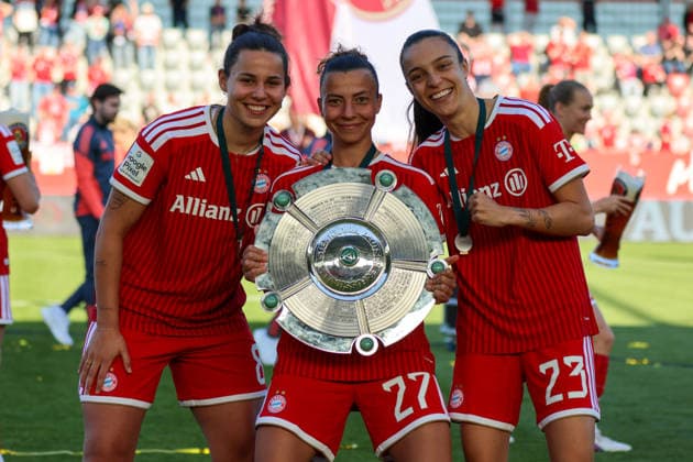 Munich, Germany 09 May 2026 1 Womens Bundesliga 25 Matchday FC Bayern Munich vs Eintracht Frankfurt In the picture from left Lena Oberdorf FCB , Arianna Caruso FCB and Natalia Padilla Bidas FCB with the championship trophy in her hand Copyright: HMBxMedia MadeleinexFantini