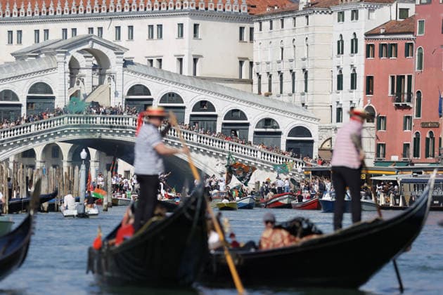 Venezia FC Celebrates Promotion To Serie A Venezia FC and its fans celebrate after winning the Serie BKT championship and securing promotion to Serie A in Venezia, Italy, on May 9, 2026. Venezia Italy Italy  Copyright: xMattiaxRadonix originalFilename:radoni-venezias260509_npgvu.jpg