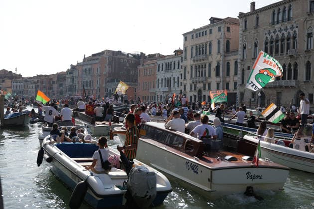 Venezia FC Celebrates Promotion To Serie A Venezia FC and its fans celebrate after winning the Serie BKT championship and securing promotion to Serie A in Venezia, Italy, on May 9, 2026. Venezia Italy Italy  Copyright: xMattiaxRadonix originalFilename:radoni-venezias260509_npR72.jpg
