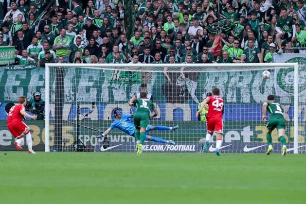 Harry Kane (FC Bayern Muenchen) schiesst den Foulelfmeter am Tor von Torhueter Kamil Grabara (VfL Wolfsburg) vorbei, Bundesliga, VfL Wolfsburg v FC Bayern München, Volkswagen Arena am 09. May 2026 in Wolfsburg, Deutschland. (Foto von Marco Steinbrenner DeFodi Images) Harry Kane (FC Bayern Muenchen) misses the penalty, sending the ball wide of the goal defended by Kamil Grabara (VfL Wolfsburg), Bundesliga, VfL Wolfsburg v FC Bayern München, Volkswagen Arena, May 9, 2026 in Wolfsburg, Germany. (Photo by Marco Steinbrenner DeFodi Images) DFL regulations prohibit any use of photographs as image sequences and or quasi-video. - *** Harry Kane FC Bayern Muenchen shoots the penalty past goalkeeper Kamil Grabara VfL Wolfsburg, Bundesliga, VfL Wolfsburg v FC Bayern München, Volkswagen Arena on 09 May 2026 in Wolfsburg, Germany Photo by Marco Steinbrenner DeFodi Images Harry Kane FC Bayern Muenchen misses the penalty, sending the ball wide of the goal defended by Kamil Grabara VfL Wolfsburg , Bundesliga, VfL Wolfsburg v FC Bayern München, Volkswagen Arena, May 9, 2026 in Wolfsburg, Germany Photo by Marco Steinbrenner DeFodi Images DFL regulations prohibit any use of photographs as image sequences and or quasi video