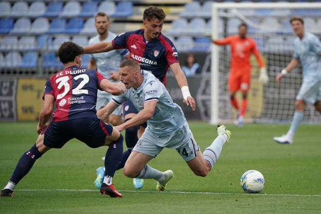Cagliari Calcio v Udinese Calcio - Serie A Ze Pedro ( 32 Cagliari Calcio) and Jakub Piotrowski (Udinese Calcio) during the Serie A TIM match between Cagliari Calcio and Udinese Calcio in Italy on May 9, 2026. Cagliari Italy  Copyright: xAlessandroxToccox originalFilename:alessandro-cagliari260509_npcYz.jpg