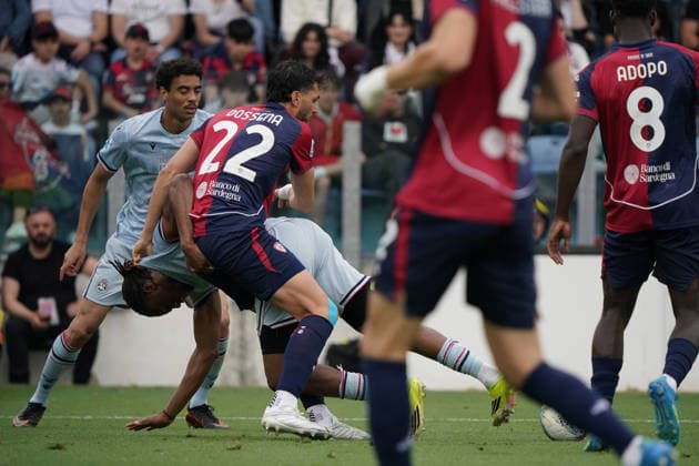 Cagliari Calcio v Udinese Calcio - Serie A Alberto Dossena of Cagliari Calcio and Kingsley Ehizibue during the Serie A TIM match between Cagliari Calcio and Udinese Calcio in Italy on May 9, 2026. Cagliari Italy  Copyright: xAlessandroxToccox originalFilename:alessandro-cagliari260509_npGmY.jpg