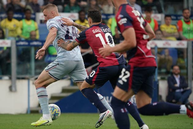 Cagliari Calcio v Udinese Calcio - Serie A Jakub Piotrowski of Udinese Calcio and Gianluca Gaetano of Cagliari Calcio during the Serie A TIM match between Cagliari Calcio and Udinese Calcio in Italy on May 9, 2026. Cagliari Italy  Copyright: xAlessandroxToccox originalFilename:alessandro-cagliari260509_npLBb.jpg