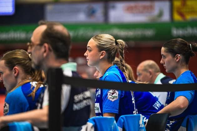 Scene with Kim Hinkelmann 5 Sport Union Neckarsulm , Angunn Gudmestad 7 Sport Union Neckarsulm , Annefleur Bruggeman 11 Sport Union Neckarsulm and players from Team Person 10455 Scene with Kim Hinkelmann 5 Sport Union Neckarsulm and Angunn Gudmestad 7 Sport Union Neckarsulm Copyright: xspeedshotx