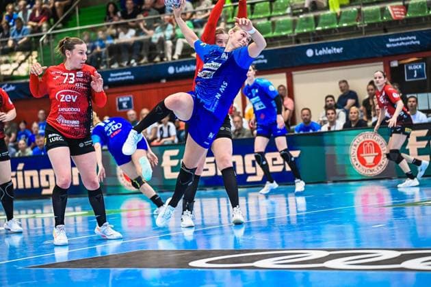 Scene with Kim Hinkelmann 5 Sport Union Neckarsulm and Zoe Stens 73 BSV Sachsen Zwickau Scene with Kim Hinkelmann 5 Sport Union Neckarsulm and Zoe Stens 73 BSV Sachsen Zwickau Copyright: xspeedshotx