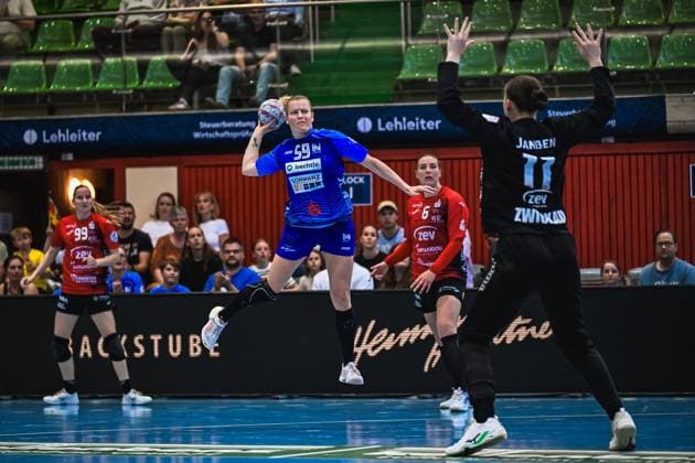 Scene with Lena Ivancok 29 Sport Union Neckarsulm , Rome Steveink 99 BSV Sachsen Zwickau and Lilly Jansen 11 BSV Sachsen Zwickau Scene with Lena Ivancok 29 Sport Union Neckarsulm and opponents Copyright: xspeedshotx