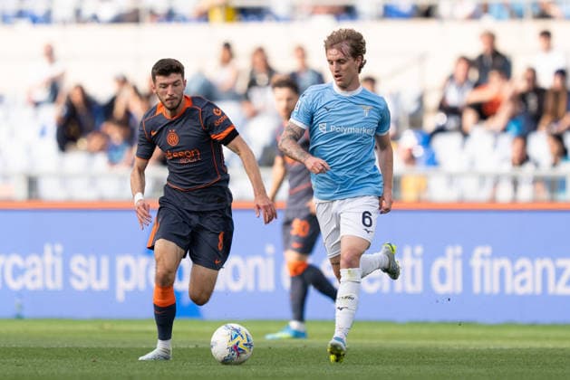 SS Lazio v FC Internazionale - Serie A Enilive Petar Sucic of FC Internazionale and Nicolo Rovella of SS Lazio compete for the ball during the serie Serie A Enilive match between SS Lazio and FC Internazionale at Olimpico on May 09, 2026 in Rome, Italy Rome Stadio Olimpico Lazio Italy Copyright: xGiuseppexMaffiax 260509_SerieA_Lazio-Inter_GM_05881