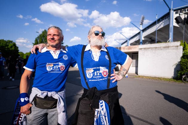 09 05 2026, Football, 2 Bundesliga, Season 2025 2026, Matchday 32, 1 FC Nürnberg FC Schalke 04, Fans of FC Schalke 04 on the way to the away match against 1 FC Nürnberg xRHR PHOTO YYx Copyright: KROEGER RHR-FOTOx RHR-FOTO YY