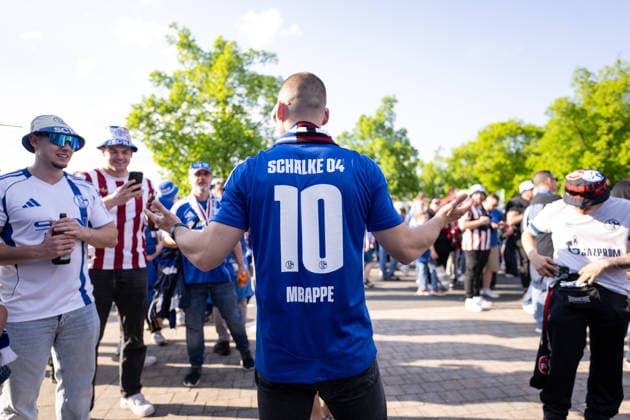 09 05 2026, Football, 2 Bundesliga, Season 2025 2026, Matchday 32, 1 FC Nürnberg FC Schalke 04, Fans of FC Schalke 04 on the way to the away match against 1 FC Nürnberg Fan FC Schalke 04 with Mbappe jersey xRHR PHOTO YYx Copyright: KROEGER RHR-FOTOx RHR-FOTO YY