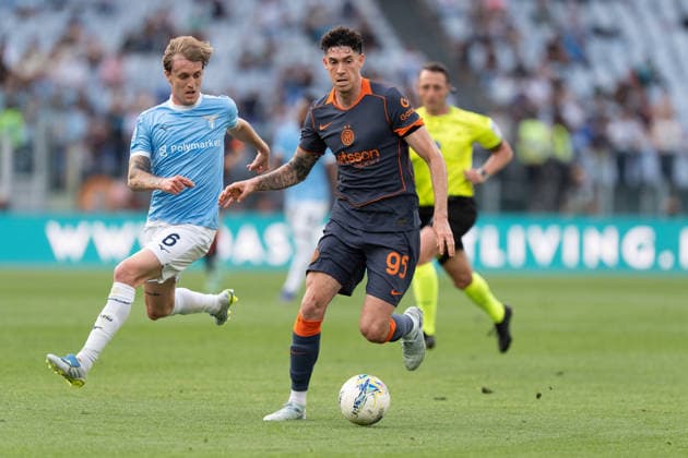 SS Lazio v FC Internazionale - Serie A Enilive Alessandro Bastoni of FC Internazionale and Nicolo Rovella of SS Lazio compete for the ball during the serie Serie A Enilive match between SS Lazio and FC Internazionale at Olimpico on May 09, 2026 in Rome, Italy Rome Stadio Olimpico Lazio Italy Copyright: xGiuseppexMaffiax 260509_SerieA_Lazio-Inter_GM_08585