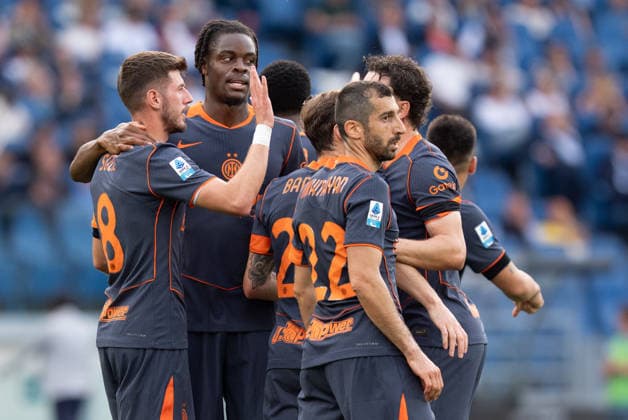 SS Lazio v FC Internazionale - Serie A Enilive Petar Sucic of FC Internazionale celebrates after scoring second goal with his teammates during the serie Serie A Enilive match between SS Lazio and FC Internazionale at Olimpico on May 09, 2026 in Rome, Italy Rome Stadio Olimpico Lazio Italy Copyright: xGiuseppexMaffiax 260509_SerieA_Lazio-Inter_GM_08825
