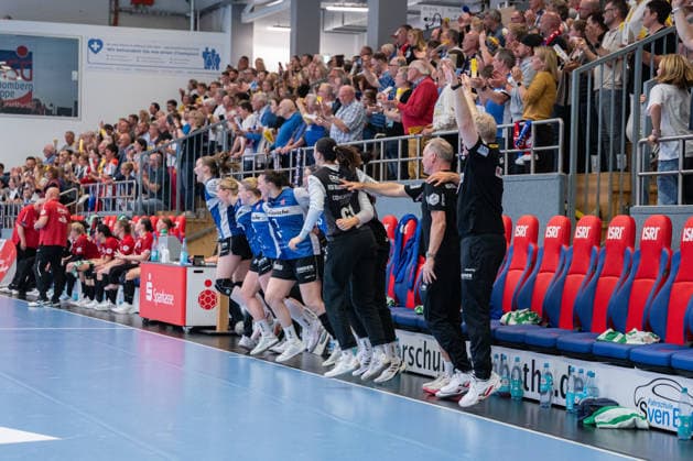 HSG Blomberg Lippe GER vs Thueringer HC GER Handball, 1 Handball Bundesliga Women, Semifinal, Game 3, 9 5 2026, Season 2025 2026, Blomberg The team of HSG Blomberg Lippe GER cheers after the victory against Thueringer HC GER and the entry into the final Blomberg Sporthalle an der Ulmenallee Germany