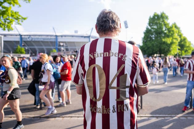 09 05 2026, Football, 2 Bundesliga, Season 2025 2026, Matchday 32, 1 FC Nürnberg FC Schalke 04, Fans on the way to the match, xRHR PHOTO YYx Copyright: KROEGER RHR-FOTOx RHR-FOTO YY