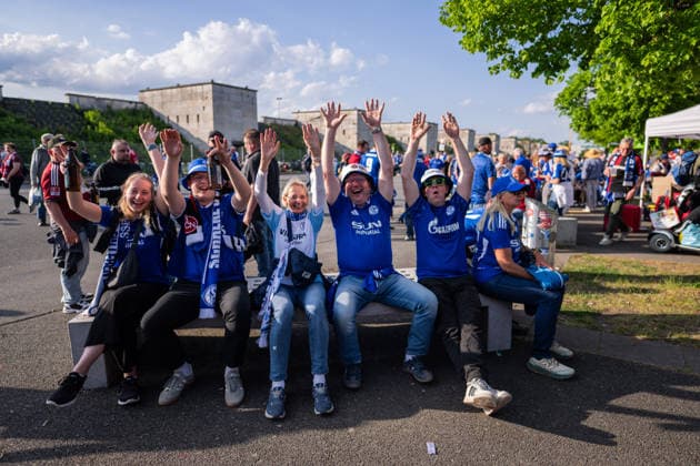09 05 2026, Football, 2 Bundesliga, Season 2025 2026, Matchday 32, 1 FC Nürnberg FC Schalke 04, Fans on the way to the match, xRHR PHOTO YYx Copyright: KROEGER RHR-FOTOx RHR-FOTO YY