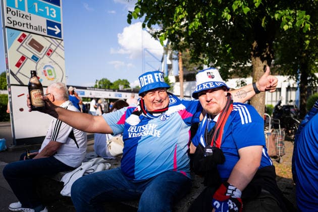 09 05 2026, Football, 2 Bundesliga, Season 2025 2026, Matchday 32, 1 FC Nürnberg FC Schalke 04, Fans on the way to the match, xRHR PHOTO YYx Copyright: KROEGER RHR-FOTOx RHR-FOTO YY