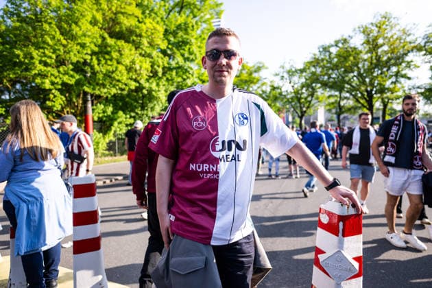 09 05 2026, Football, 2 Bundesliga, Season 2025 2026, Matchday 32, 1 FC Nürnberg FC Schalke 04, Fans of FC Schalke 04 on the away match against 1 FC Nürnberg Shirt Fan Friendship, xRHR PHOTO YYx Copyright: KROEGER RHR-FOTOx RHR-FOTO YY