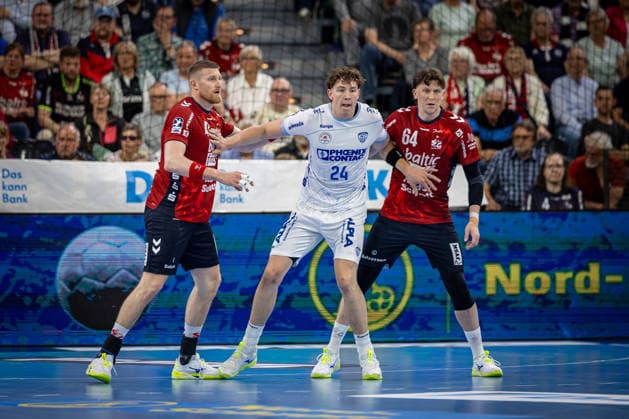 DAIKIN HBL SG Flensburg Handewitt vs TBV Lemgo Lippe 09 05 26 Fight at the circle Blaz Blagotinsek Nr 43, SG Flensburg Handewitt , Joël Willecke Nr 24, TBV Lemgo Lippe , Lasse Kjaer Moller Nr 64, SG Flensburg Handewitt DAIKIN HBL SG Flensburg Handewitt vs TBV Lemgo Lippe, GP JOULE Arena on 09 05 26 Copyright: xBEAUTIFULxSPORTS MarioxM.xKobergx