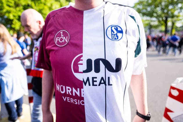 09 05 2026, Football, 2 Bundesliga, Season 2025 2026, Matchday 32, 1 FC Nürnberg FC Schalke 04, Fans of FC Schalke 04 on the away match against 1 FC Nürnberg Shirt Fan Friendship, xRHR PHOTO YYx Copyright: KROEGER RHR-FOTOx RHR-FOTO YY
