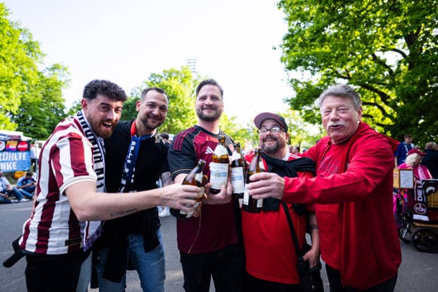 09 05 2026, Football, 2 Bundesliga, Season 2025 2026, Matchday 32, 1 FC Nürnberg FC Schalke 04, Fans on the way to the match 1 FC Nürnberg xRHR PHOTO YYx Copyright: KROEGER RHR-FOTOx RHR-FOTO YY