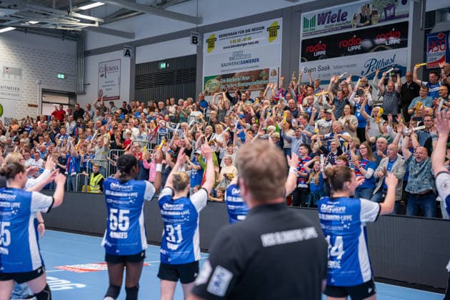 HSG Blomberg Lippe GER vs Thueringer HC GER Handball, 1 Handball Bundesliga Women, Semifinal, Game 3, 9 5 2026, Season 2025 2026, Blomberg The fans of HSG Blomberg Lippe GER cheer with the players after the victory against Thueringer HC GER and the entry into the final Blomberg Sporthalle an der Ulmenallee Germany
