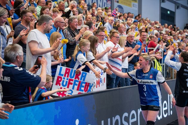HSG Blomberg Lippe GER vs Thueringer HC GER Handball, 1 Handball Bundesliga Women, Semifinal, Game 3, 9 5 2026, Season 2025 2026, Blomberg The fans of HSG Blomberg Lippe GER cheer with Laura Rueffieux HSG Blomberg Lippe, 03 after the victory against Thueringer HC GER and the entry into the final Blomberg Sporthalle an der Ulmenallee Germany