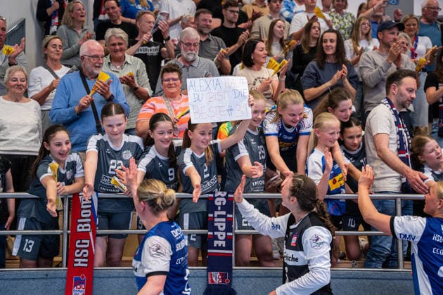 HSG Blomberg Lippe GER vs Thueringer HC GER Handball, 1 Handball Bundesliga Women, Semifinal, Game 3, 9 5 2026, Season 2025 2026, Blomberg The run-in children are happy after the victory against Thueringer HC GER and the entry into the final A sign for Alexia Hauf HSG Blomberg Lippe, 31 Blomberg Sporthalle an der Ulmenallee Germany