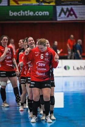 Scene with 6 BSV Sachsen Zwickau, Lilly Jansen 11 BSV Sachsen Zwickau , Silje Brons Petersen 23 BSV Sachsen Zwickau and laura szabo 7 BSV Sachsen Zwickau Cheering with 6 BSV Sachsen Zwickau and team Copyright: xspeedshotx