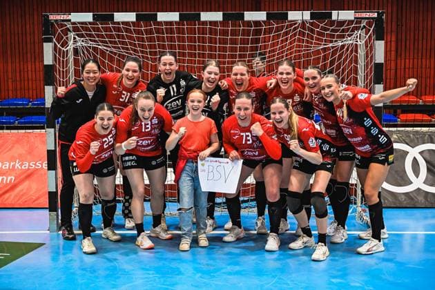 Scene with Victoria Hasselbusch 31 BSV Sachsen Zwickau , Lilly Jansen 11 BSV Sachsen Zwickau , Jasmina Gierke 13 BSV Sachsen Zwickau , Charlotte Kehr 17 BSV Sachsen Zwickau , Lea Sophie Walkowiak 25 BSV Sachsen Zwickau , Zoe Stens 73 BSV Sachsen Zwickau and laura szabo 7 BSV Sachsen Zwickau Cheering with Victoria Hasselbusch 31 BSV Sachsen Zwickau and team Copyright: xspeedshotx
