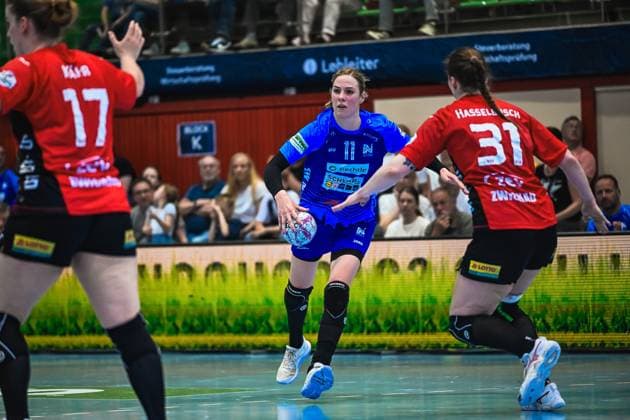 Scene with Annefleur Bruggeman 11 Sport Union Neckarsulm , Charlotte Kehr 17 BSV Sachsen Zwickau and Victoria Hasselbusch 31 BSV Sachsen Zwickau Scene with Annefleur Bruggeman 11 Sport Union Neckarsulm and opponents Copyright: xspeedshotx