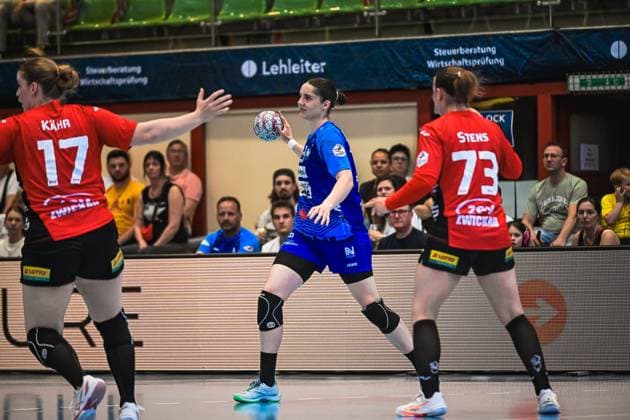 Scene with Merle Albers 39 Sport Union Neckarsulm , Charlotte Kehr 17 BSV Sachsen Zwickau and Zoe Stens 73 BSV Sachsen Zwickau Scene with Merle Albers 39 Sport Union Neckarsulm and opponents Copyright: xspeedshotx