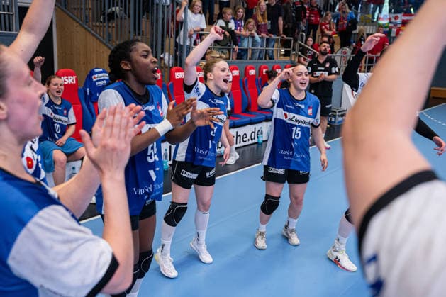 HSG Blomberg Lippe GER vs Thueringer HC GER Handball, 1 Handball Bundesliga Women, Semifinal, Game 3, 9 5 2026, Season 2025 2026, Blomberg The players of HSG Blomberg Lippe GER celebrate after the victory against Thueringer HC GER and the entry into the final In the picture Farrelle Njinkeu HSG Blomberg Lippe, 55 , Alexia Hauf HSG Blomberg Lippe, 31 and Carolin Jaron HSG Blomberg Lippe, 15 Blomberg Sporthalle an der Ulmenallee Germany